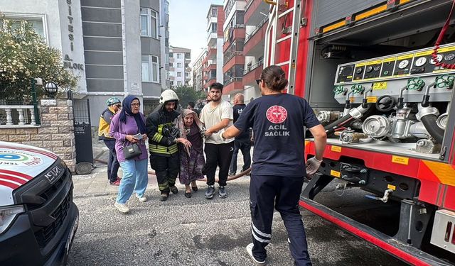 Apartmandaki Yangında Mahsur Kalan Kadını, İtfaiye Kurtardı
