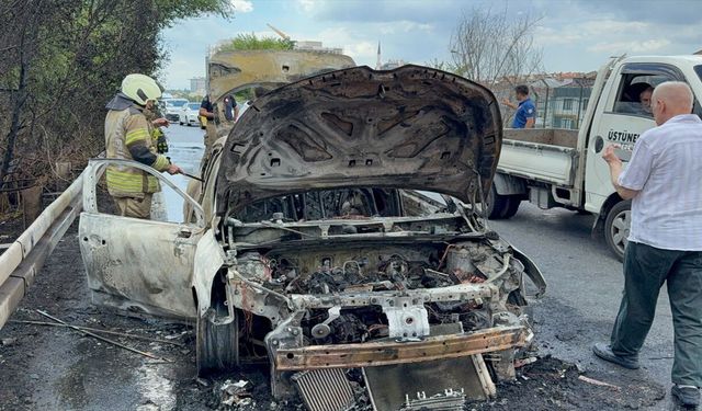 Bayrampaşa'da Seyir Halindeki Otomobil Yandı