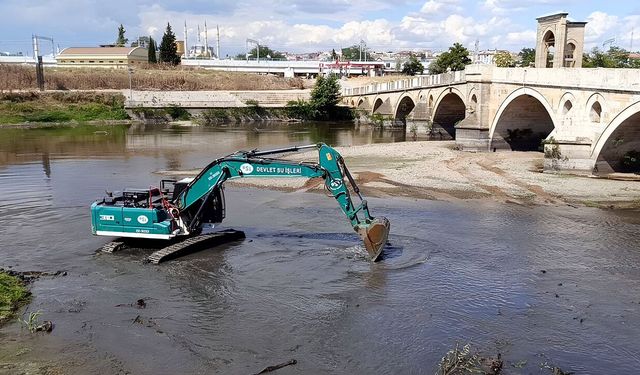 Debisi Düşen Tunca Nehri'nde Temizleme Çalışması