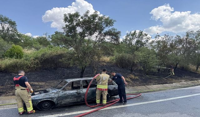 Edirne'de Otomobilde Çıkan Yangın Yol Kenarındaki Ağaçlara Sıçradı