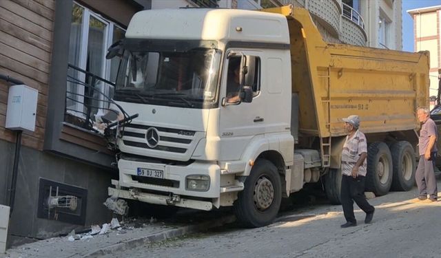 Freni Boşalan Kamyon Eve Çarptı