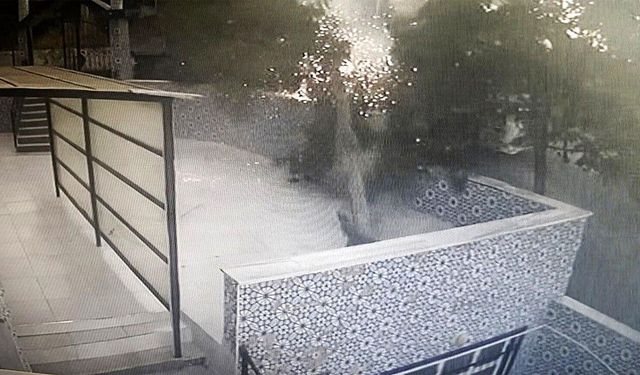 Tekirdağ'da Tırın Çarptığı Elektrik Direği Cami Avlusuna Devrildi