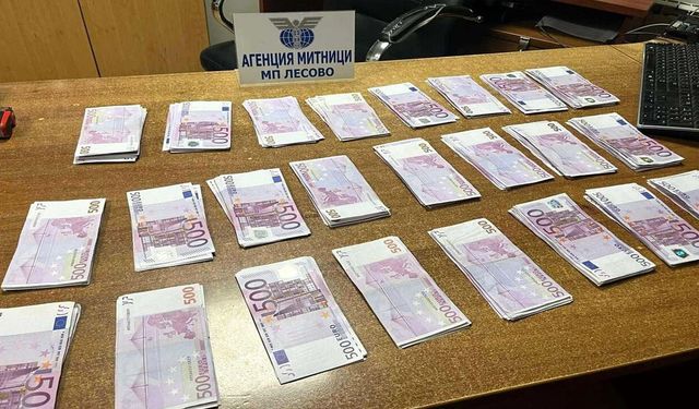 Türk Vatandaşı Ceplerine Sakladığı 150 Bin Euroyla Yakalandı