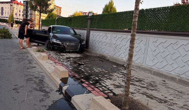 Çorlu'da Kontrolden Çıkan Otomobil İstinat Duvarına Çarptı