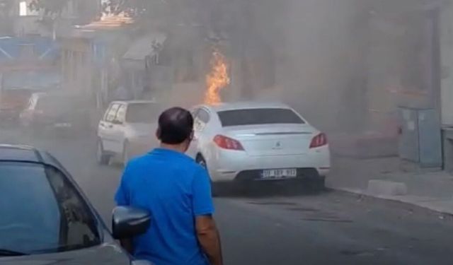 Çorlu'da Park Halindeki Otomobil Alev Alev Yandı