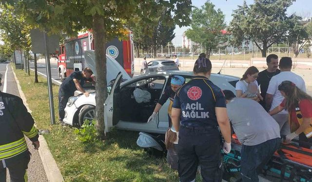 Çorlu'da U Dönüşü Kazası: Otomobil Refüje Çıktı