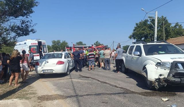 Enez'de Kamyonet ile Otomobil Çarpıştı: 3 Yaralı
