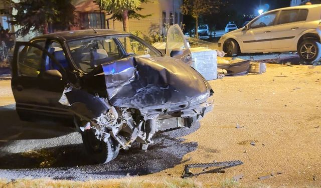 Edirne’de kontrolden çıkan otomobil çöp konteynerlerini sürükledi