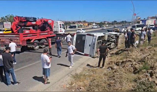 Çerkezköy’de Yolcu Minibüsü Direğe Çarpıp Yan Yattı: 3 Yaralı