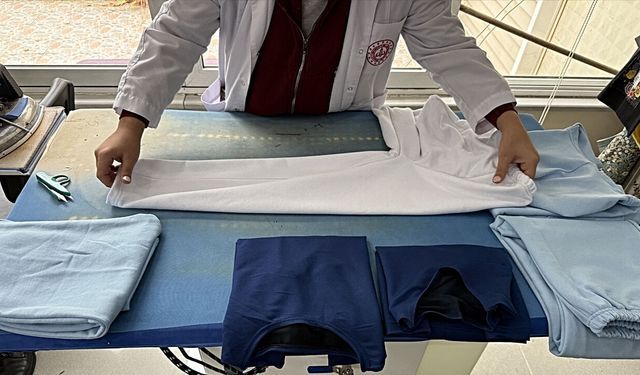 Denetimli serbestlik yükümlüleri ihtiyaç sahipleri için kıyafet dikiyor