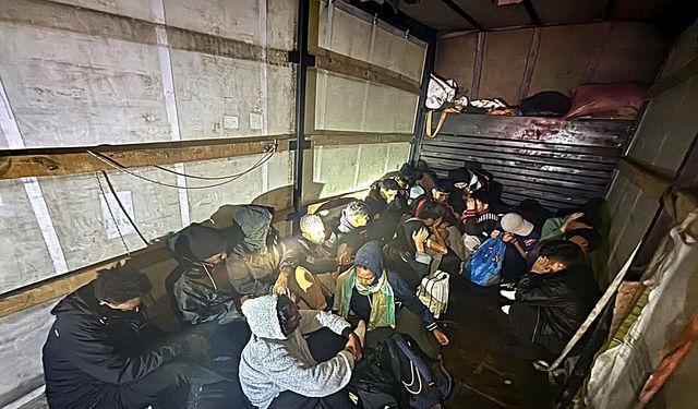 Marmaraereğlisi’nde kamyonette 19 kaçak göçmen yakalandı: 2 şüpheli tutuklandı