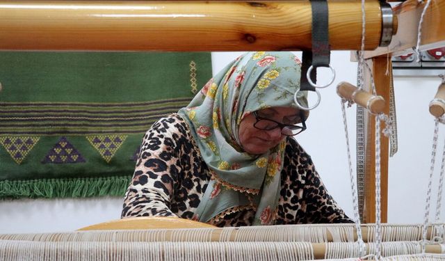 74 yaşındaki Fatma Ayvalıdere, Karacakılavuz dokumasında huzur buldu