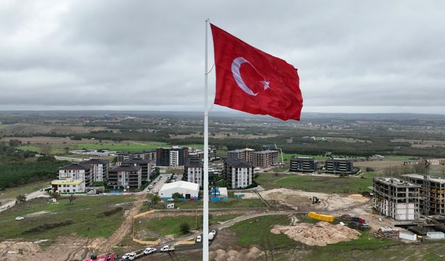 Çerkezköy’ün girişine 81 metrelik bayrak direği dikildi
