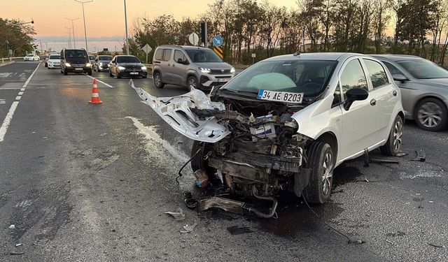 Çorlu’da iki otomobil kafa kafaya çarpıştı: 5 yaralı