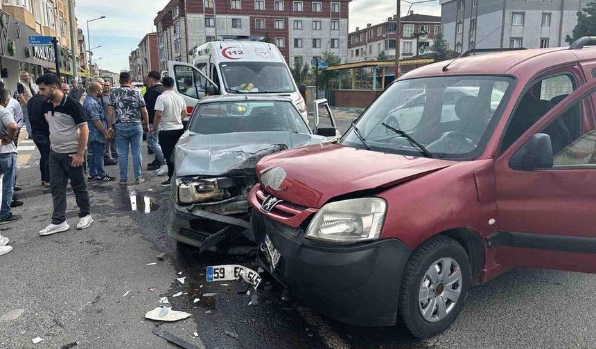 Tekirdağ Muratlı’da İki Otomobil Çarpıştı: 2 Yaralı