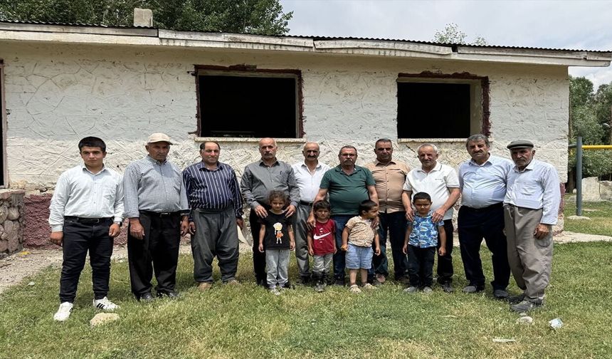 42 Yıl Sonra Aynı Köyde Duygu Dolu Buluşma