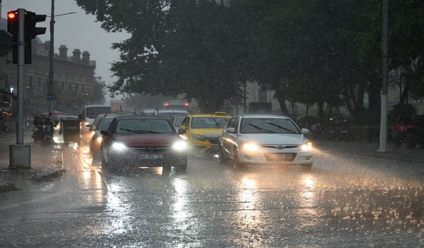 Sağanak Edirne'yi vurdu! Cadde ve sokaklar suyla kaplandı
