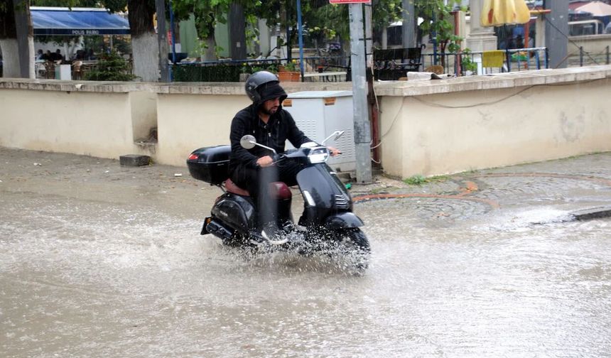 Edirne'de Kuvvetli Yağış Hayatı Etkiledi