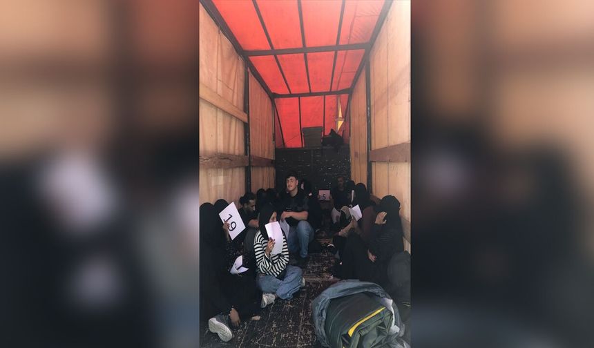 Uygulama noktasında durduruldu! Kapalı kasadan 20 düzensiz göçmen çıktı