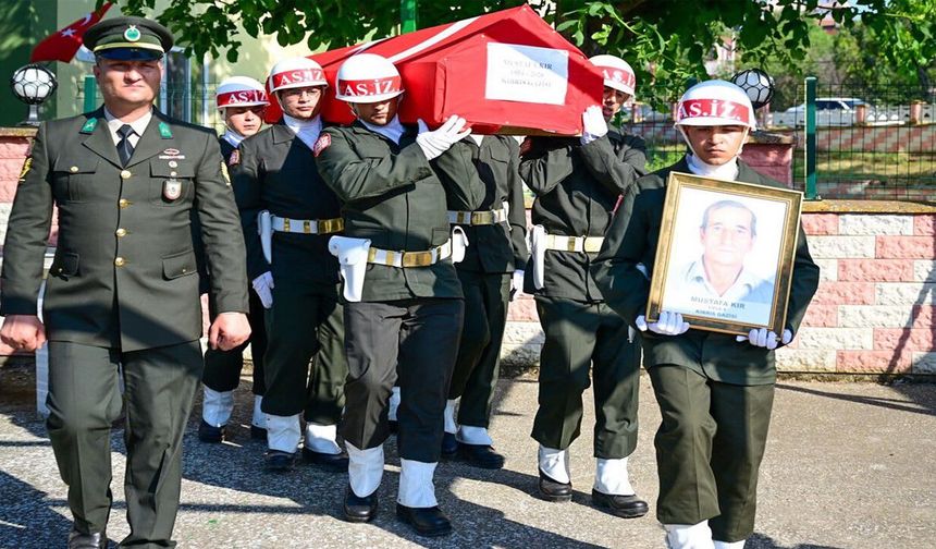 Kıbrıs Gazisi Mustafa Kır, düzenlenen askeri tören ve dualarla son yolculuğuna uğurlandı