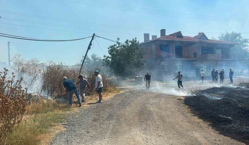 Alevler yerleşim yerlerine yaklaştı! Vatandaşlar traktör ve tankerlerle söndürme çalışmalarına katıldı