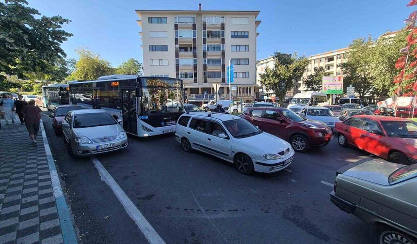 Her 3 kişiye 1 araç düşüyor! Mesai bitince Hükümet Caddesi adeta durma noktasına geliyor
