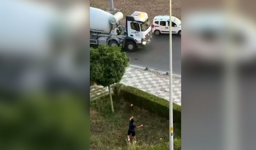 Trafikte tehlikeli anlar! Hareket halindeki araçlara taş attılar