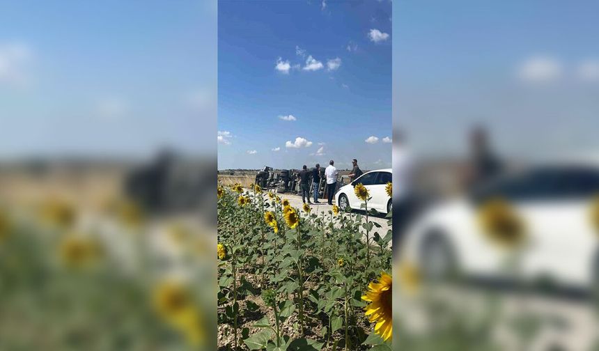 Çakıl Yolda Devrilen Tırın Sürücüsü Yaralandı