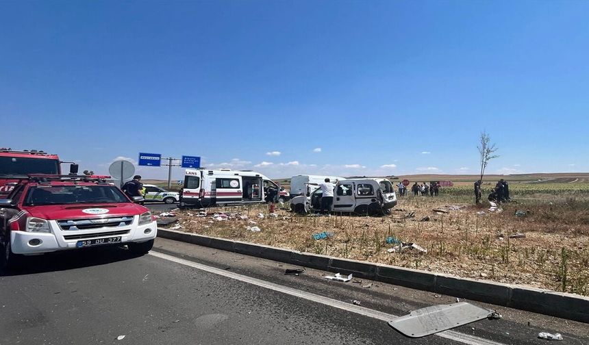 Hayrabolu'da kamyon ile hafif ticari araç çarpıştı! 2 can kaybı, 3 yaralı