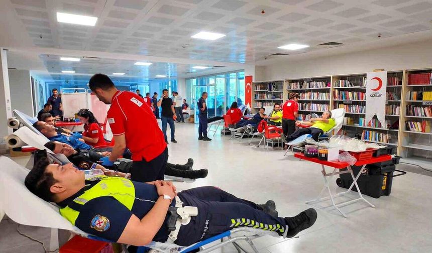 Hayat kurtaran dayanışma! Emniyet ve jandarma personeli Kızılay için kan verdi