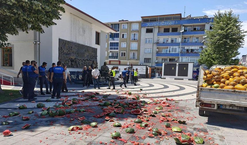 Zabıtaya Tepki İçin Karpuzları Belediye Önünde Parçaladı