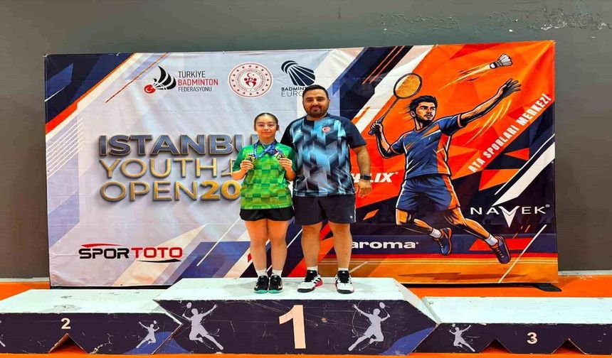 Tekirdağlı Milli Badmintoncu Feraye Özgan'dan Çifte Başarı
