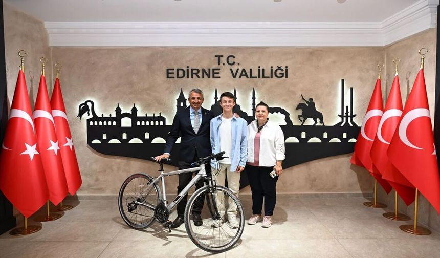 Her gün çöp toplayan lise öğrencisine Vali'den anlamlı ödül