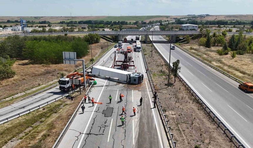 Devrilen tır otoyolu kapattı! Kilometrelerce araç kuyruğu oluştu
