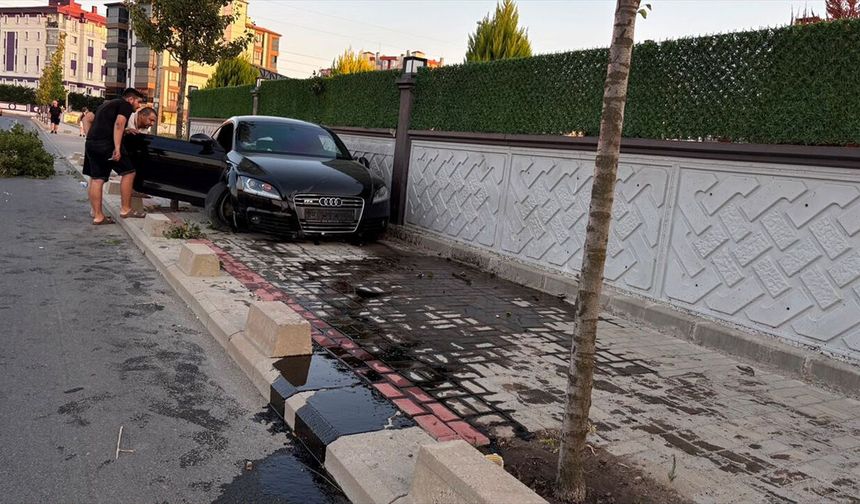 Direksiyon hakimiyetini kaybetti! Otomobil yan yattı