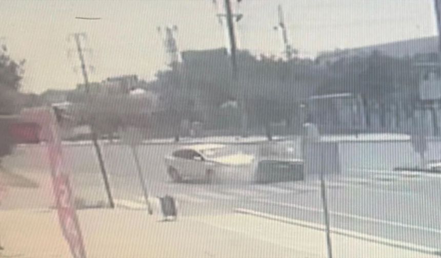 Ters yönden çıkan otomobil faciaya neden oldu! Kaza kamerada