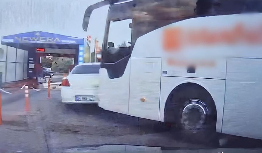 Otobüsün çarptığı otomobil metrelerce sürüklendi