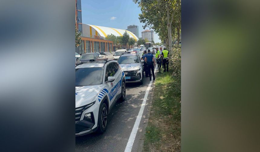 Yaya geçidinde yavaşlayan polis aracına çarptı! Zincirleme kazada polis yaralandı