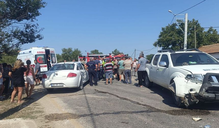 Köy yolunda iki araç çarpıştı! 3 kişi yaralandı