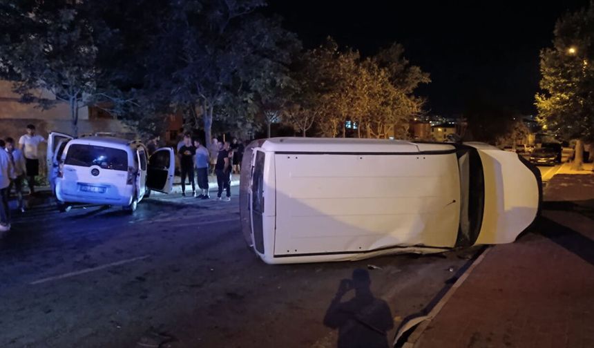 Kavşakta çarpışıp kaldırıma savruldu! Yayaya çarptı