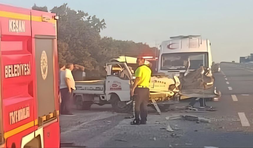 Kamyonet kamyona arkadan çarptı: Sürücü kurtarılamadı