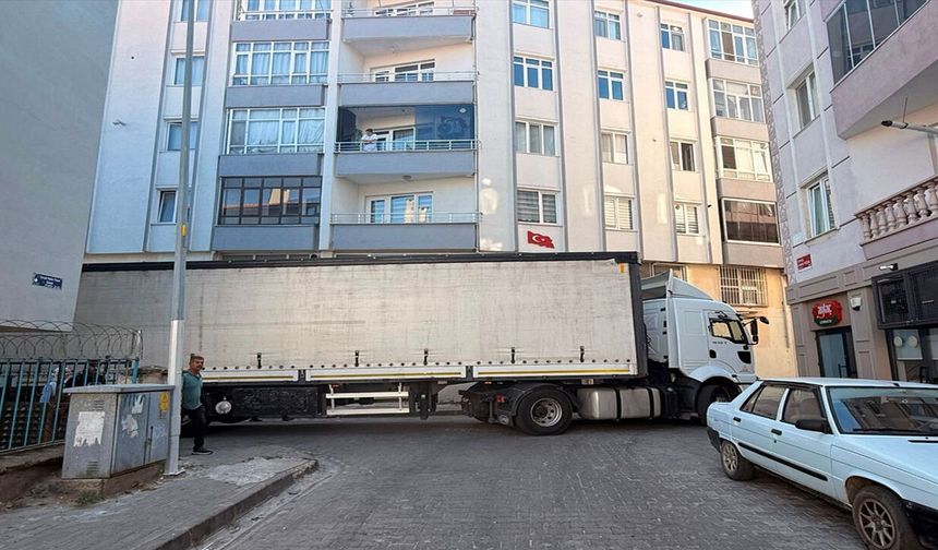 Dar sokağa giren tır trafiği kilitledi: Sürücüye ceza