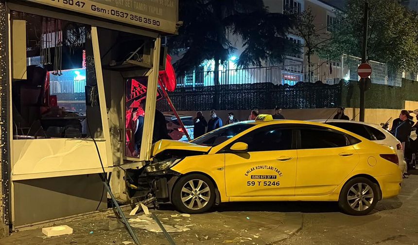 Çorlu’da otomobil ile taksi çarpıştı: Araçlar iş yerine girdi