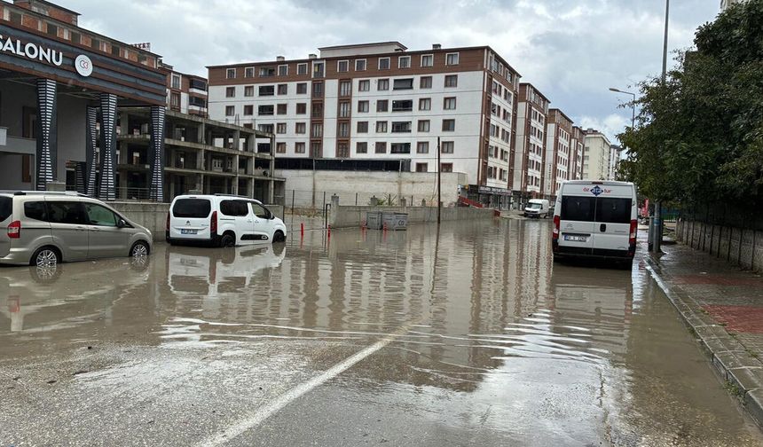 Çerkezköy’de sağanak su baskınlarına yol açtı: Su 50 santimetreye ulaştı